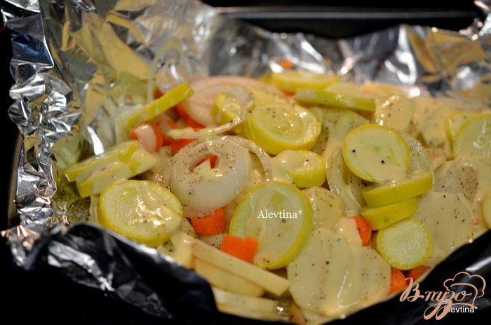 Фото приготовление рецепта: Картофель с овощами и сыром шаг №2