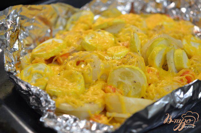 Фото приготовление рецепта: Картофель с овощами и сыром шаг №3