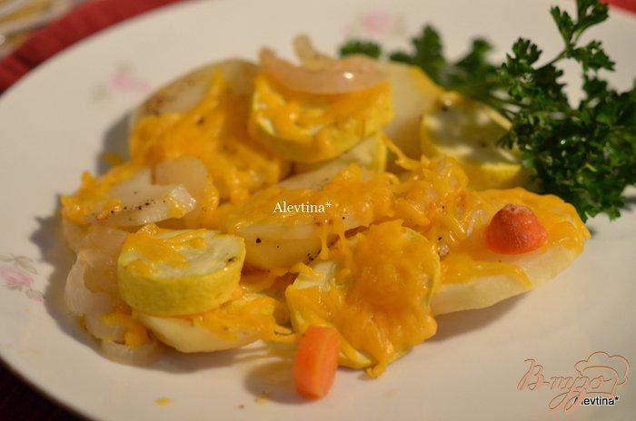 Фото приготовление рецепта: Картофель с овощами и сыром шаг №4