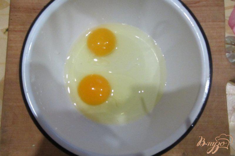 Фото приготовление рецепта: яичница с моцареллой и зеленью шаг №1