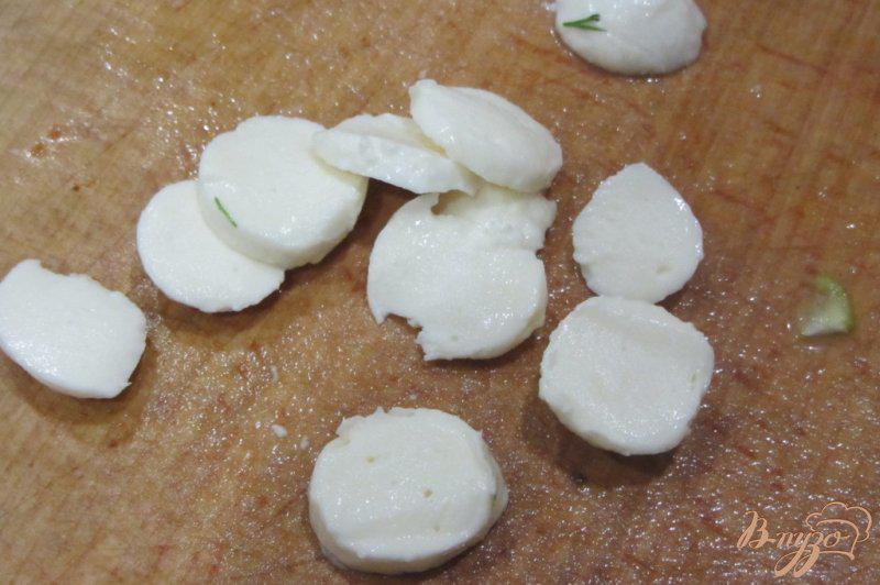 Фото приготовление рецепта: яичница с моцареллой и зеленью шаг №9