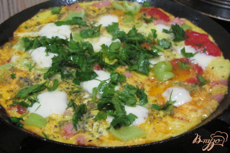 Фото приготовление рецепта: яичница с моцареллой и зеленью шаг №11