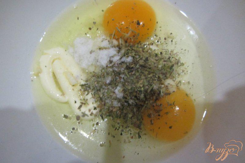 Фото приготовление рецепта: яичница с моцареллой и зеленью шаг №3