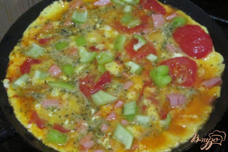 Фото приготовление рецепта: яичница с моцареллой и зеленью шаг №8