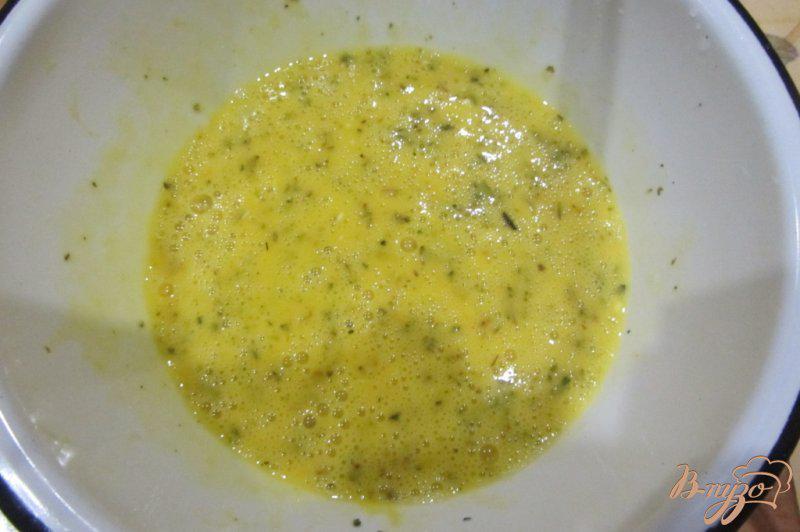 Фото приготовление рецепта: яичница с моцареллой и зеленью шаг №4