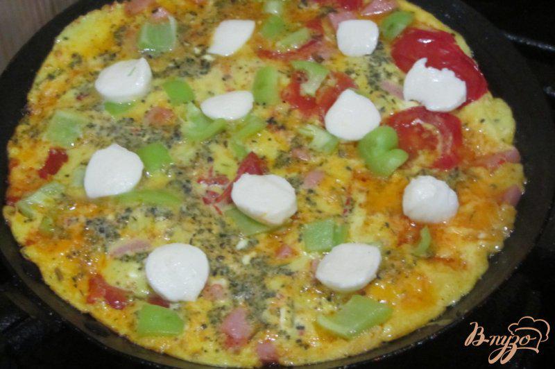 Фото приготовление рецепта: яичница с моцареллой и зеленью шаг №10
