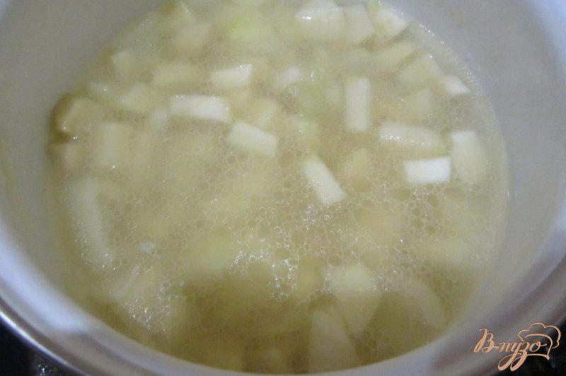 Фото приготовление рецепта: Сырный крем-суп шаг №5