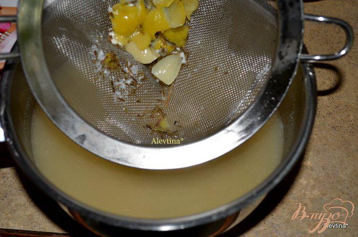 Фото приготовление рецепта: Палтус в лимонно-тимьянном бульоне шаг №3