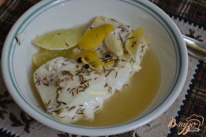 Фото приготовление рецепта: Палтус в лимонно-тимьянном бульоне шаг №4
