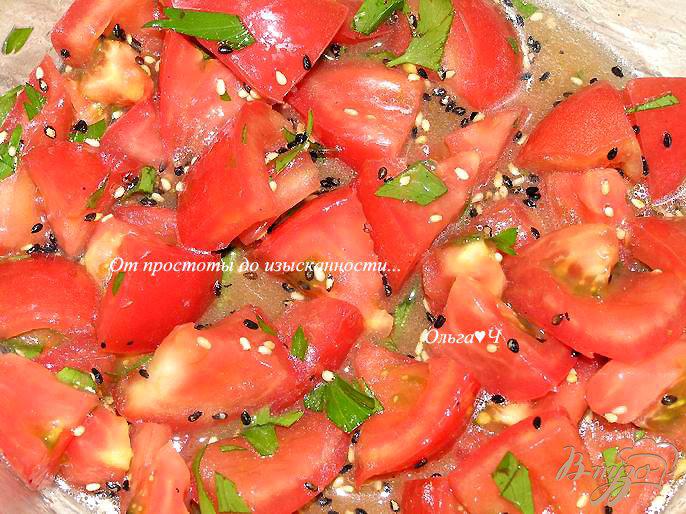 Фото приготовление рецепта: Салат с помидорами и кунжутом шаг №3