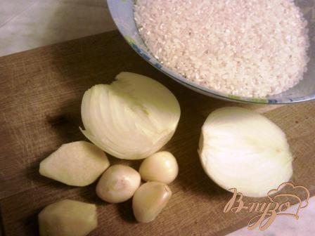 Фото приготовление рецепта: Рис с чесноком, луком и имбирем шаг №1