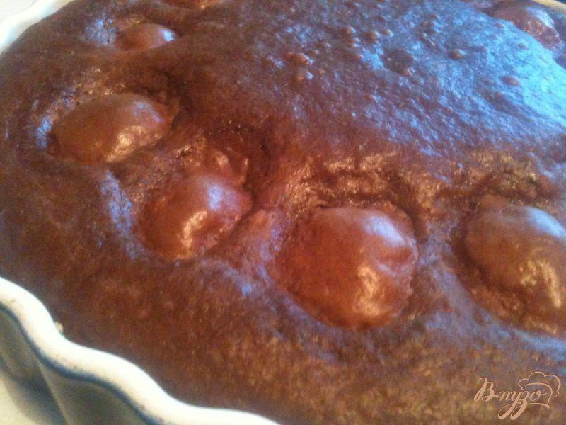 Фото приготовление рецепта: Шоколадный пирог с абрикосами шаг №8