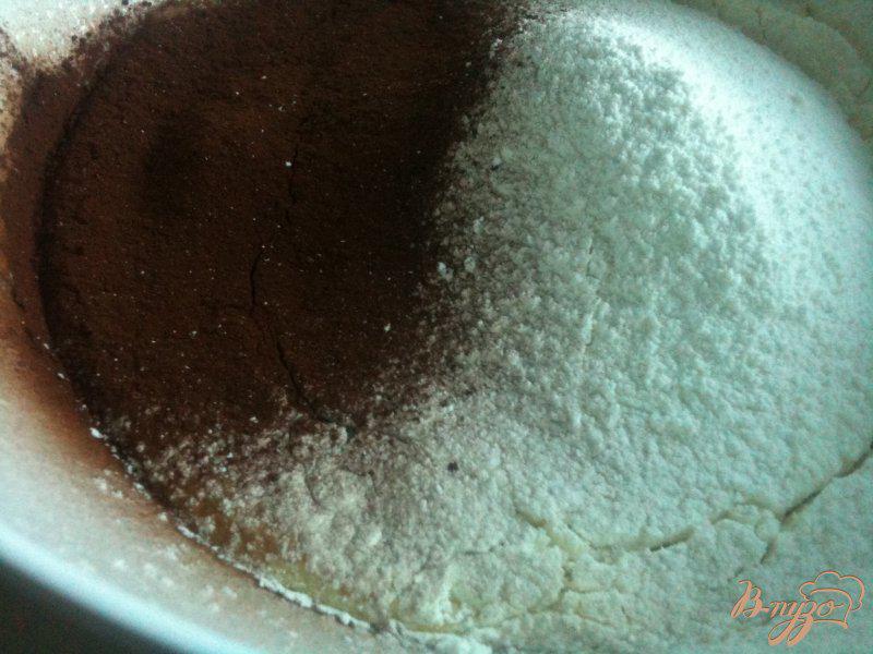 Фото приготовление рецепта: Шоколадный пирог с абрикосами шаг №2