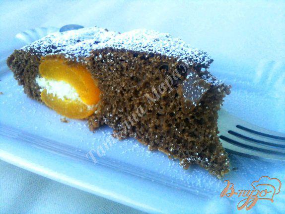 Фото приготовление рецепта: Шоколадный пирог с абрикосами шаг №9