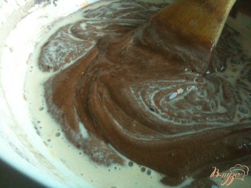 Фото приготовление рецепта: Шоколадный пирог с абрикосами шаг №3