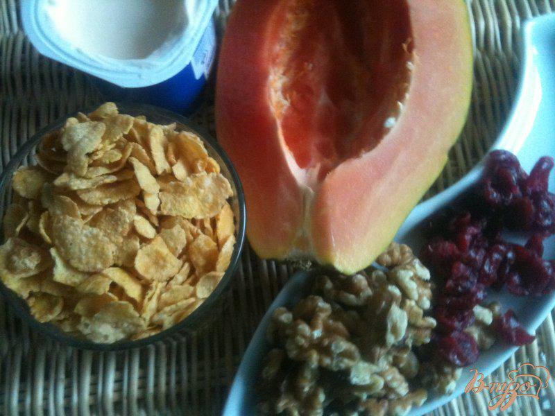 Фото приготовление рецепта: Хрустящий завтрак с кусочками папайи шаг №1