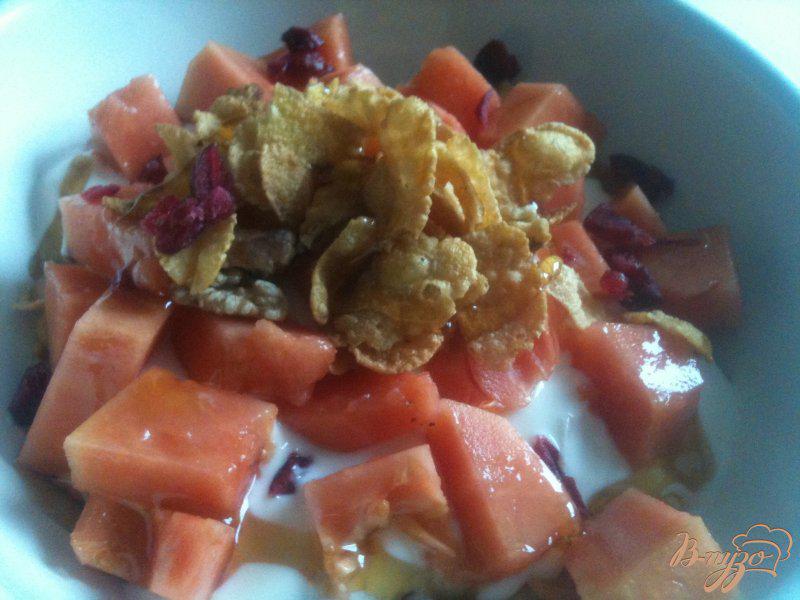 Фото приготовление рецепта: Хрустящий завтрак с кусочками папайи шаг №7