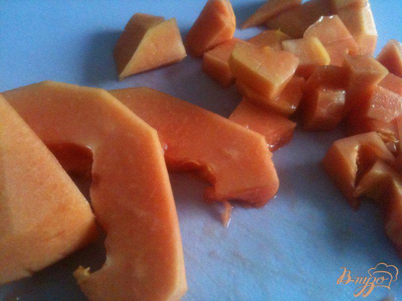Фото приготовление рецепта: Хрустящий завтрак с кусочками папайи шаг №3