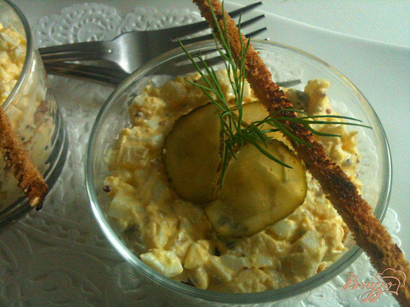 Фото приготовление рецепта: Яичный салат с хлебной крошкой шаг №6