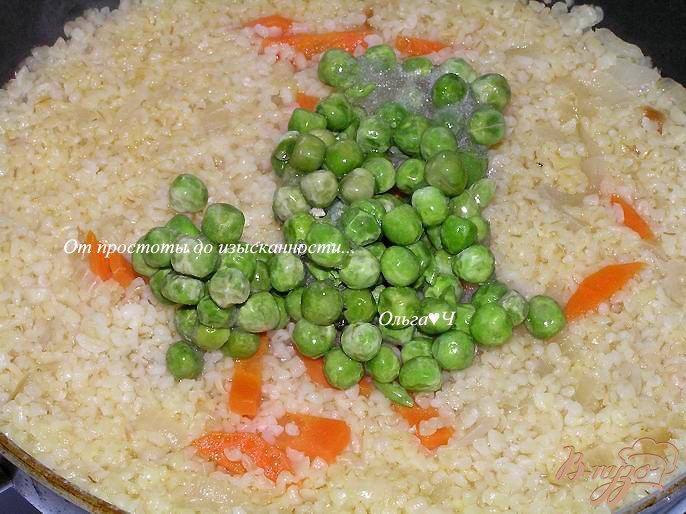 Фото приготовление рецепта: Булгур с морковью и зеленым горошком шаг №3