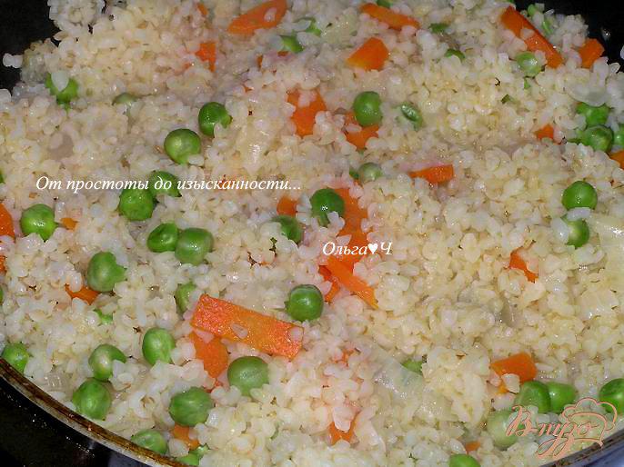 Фото приготовление рецепта: Булгур с морковью и зеленым горошком шаг №4