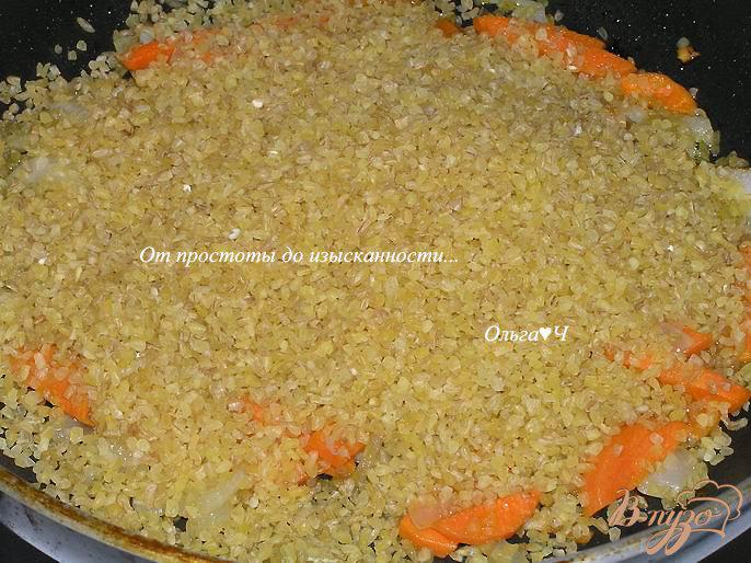 Фото приготовление рецепта: Булгур с морковью и зеленым горошком шаг №2