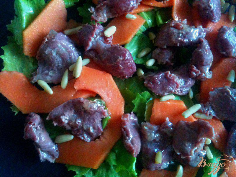 Фото приготовление рецепта: Салат с утиными желудочками конфи и папайей шаг №4