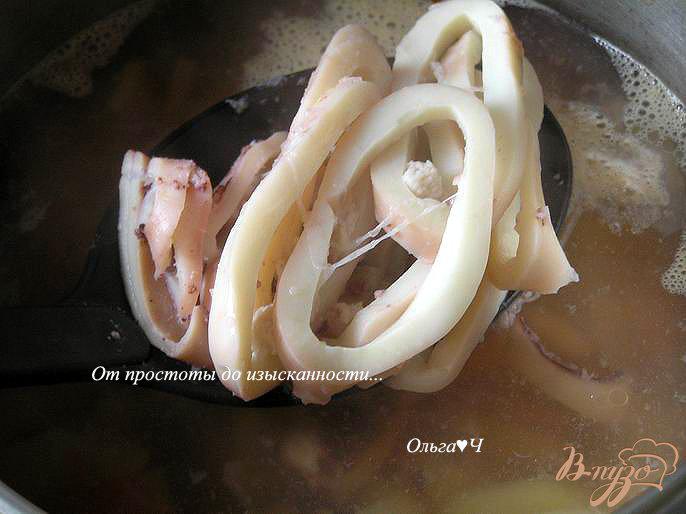 Фото приготовление рецепта: Картофельный суп с кальмаром шаг №4