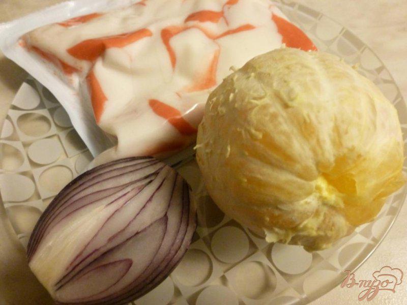 Фото приготовление рецепта: Салат из крабового мяса и апельсинов шаг №1
