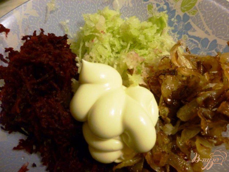 Фото приготовление рецепта: Салат из зеленой редьки и свеклы шаг №2