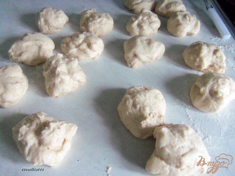Фото приготовление рецепта: Йогуртовые булочки с творожной массой и карамельно-ореховой корочкой шаг №4