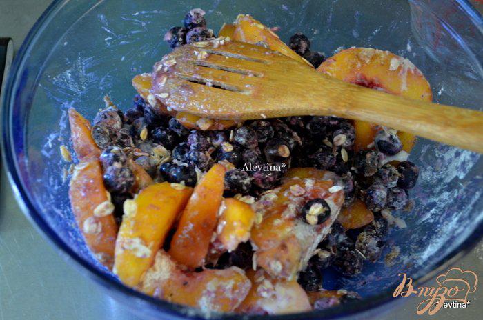Фото приготовление рецепта: Тарт с голубикой и персиками шаг №3