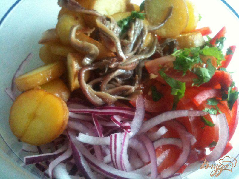 Фото приготовление рецепта: Теплый салат с картофелем и анчоусами шаг №7