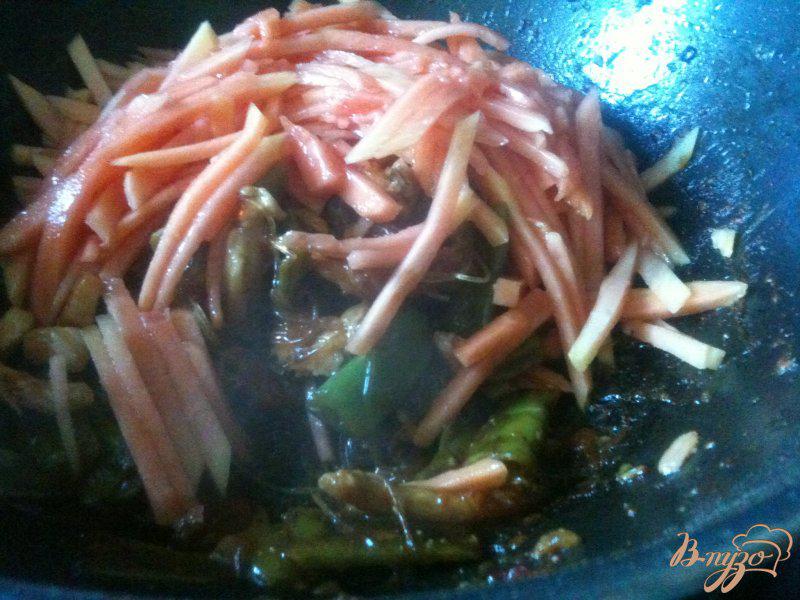 Фото приготовление рецепта: Салат с куриным мясом и рисовой лапшой шаг №4
