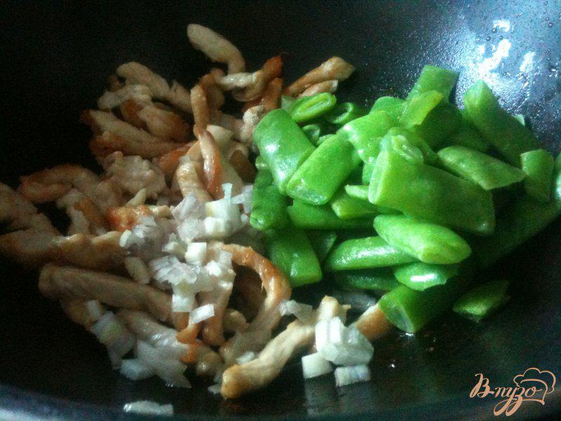 Фото приготовление рецепта: Салат с куриным мясом и рисовой лапшой шаг №1
