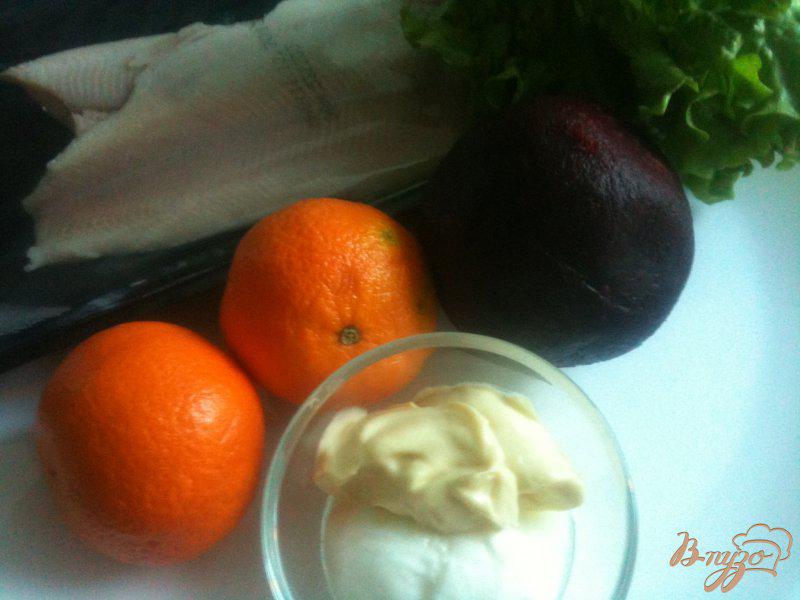Фото приготовление рецепта: Салат с мандаринами, свеклой и копченой рыбой шаг №1