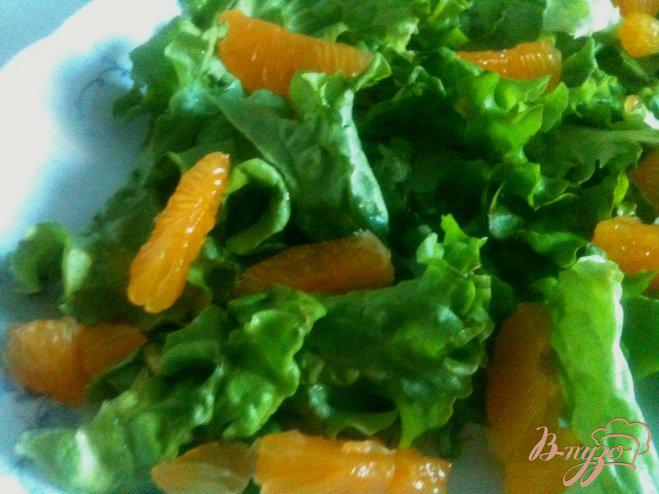 Фото приготовление рецепта: Салат с мандаринами, свеклой и копченой рыбой шаг №4