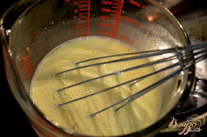 Фото приготовление рецепта: Ягодный хлебный пудинг с соусом шаг №3