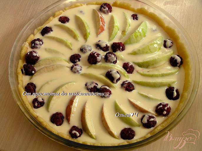 Фото приготовление рецепта: Яблочный пирог с малиной шаг №5