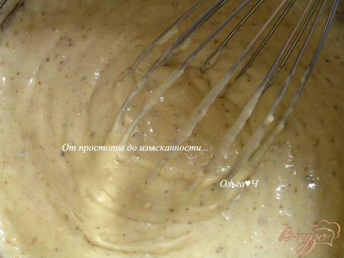 Фото приготовление рецепта: Кексы с черной смородиной и орехами шаг №3