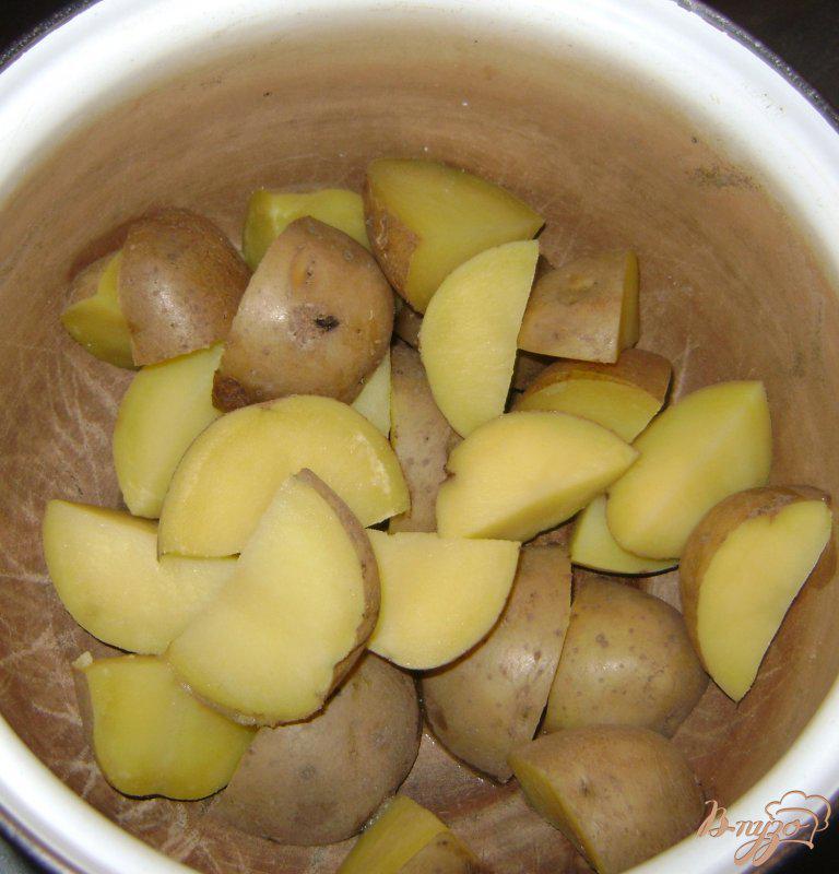 Фото приготовление рецепта: Куриные голени с картошкой в духовке шаг №5