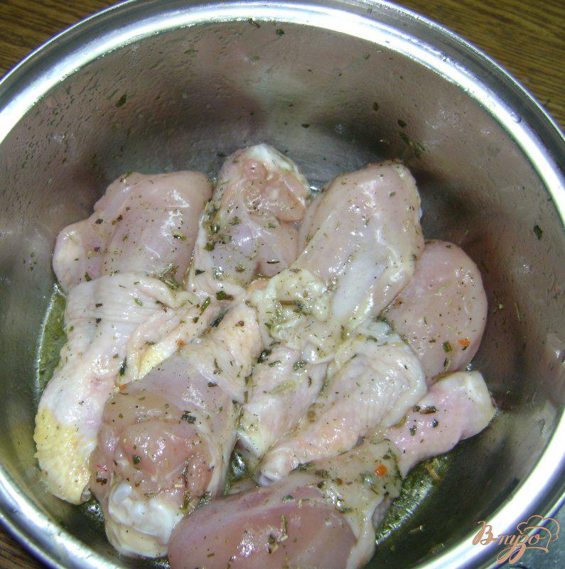 Фото приготовление рецепта: Куриные голени с картошкой в духовке шаг №3