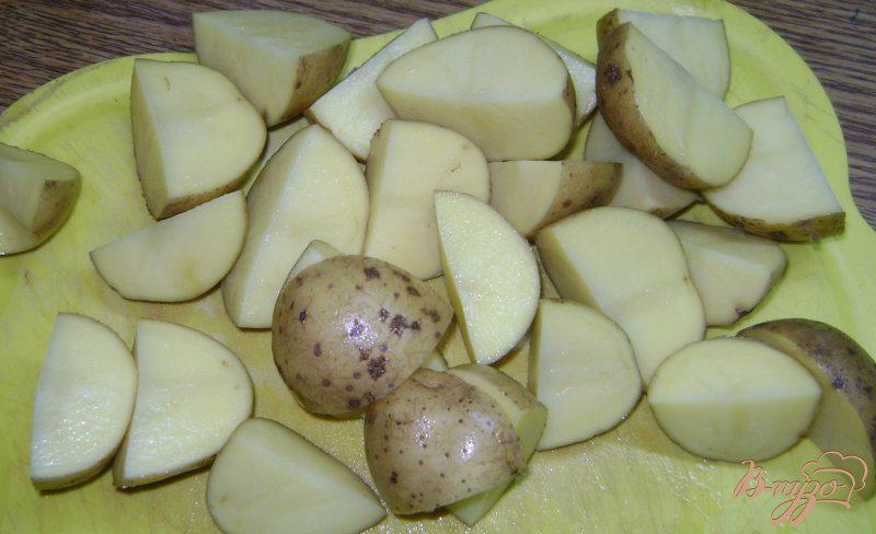Фото приготовление рецепта: Куриные голени с картошкой в духовке шаг №4