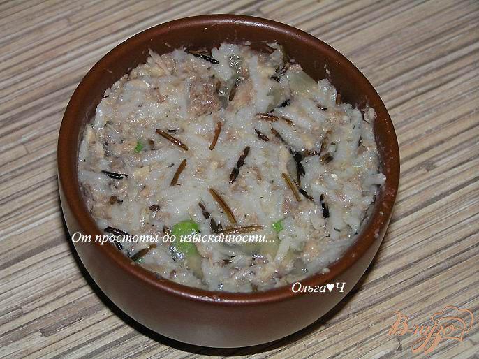 Фото приготовление рецепта: Дикий и пропаренный рис с зеленым горошком и сайрой шаг №5