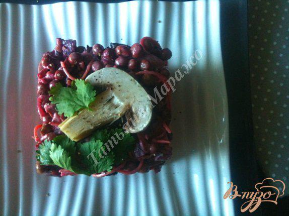 Фото приготовление рецепта: Свекольный салат с грибами шаг №4