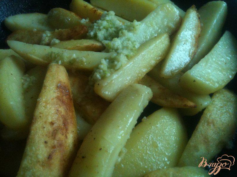 Фото приготовление рецепта: Чесночно-сливочные картофельные дольки с лаймом шаг №5