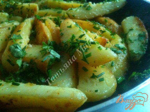 Фото приготовление рецепта: Чесночно-сливочные картофельные дольки с лаймом шаг №7