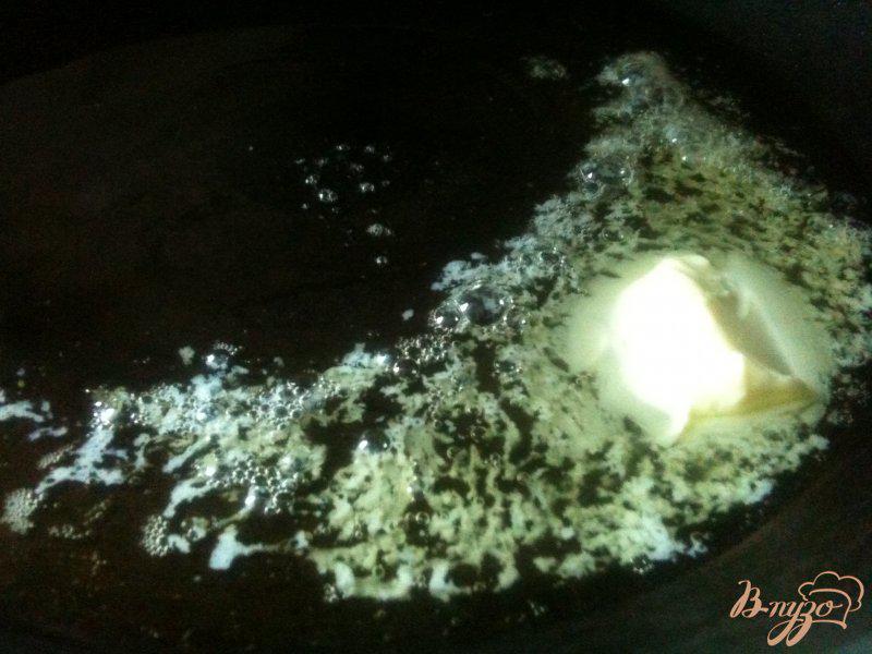 Фото приготовление рецепта: Чесночно-сливочные картофельные дольки с лаймом шаг №2