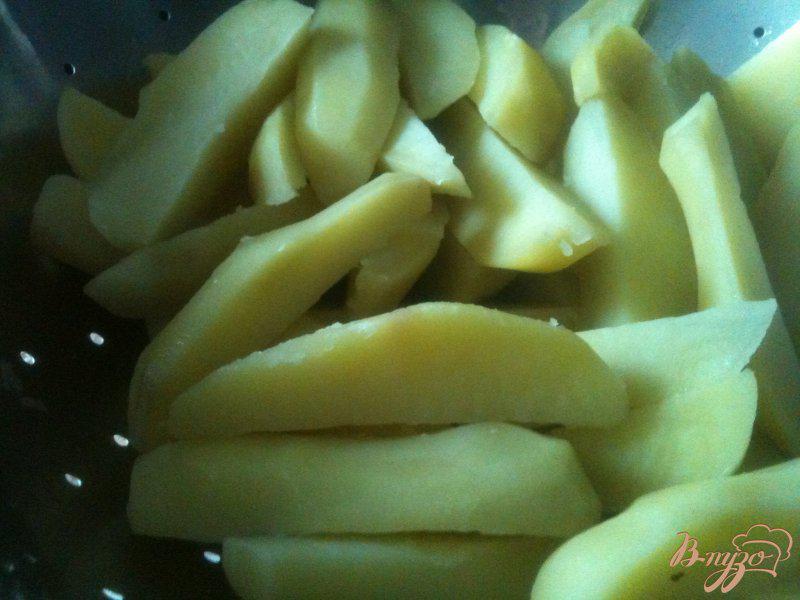 Фото приготовление рецепта: Чесночно-сливочные картофельные дольки с лаймом шаг №1