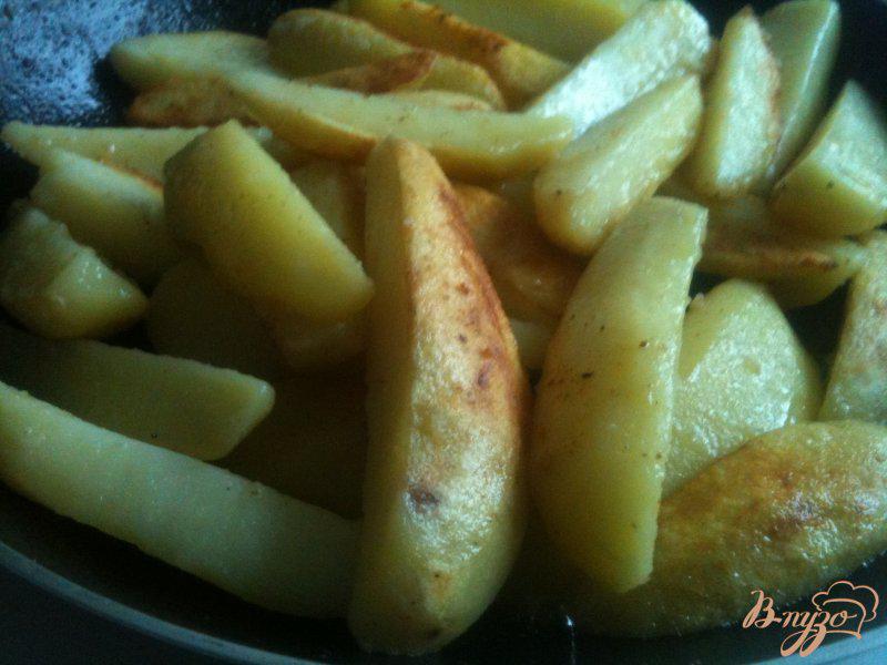 Фото приготовление рецепта: Чесночно-сливочные картофельные дольки с лаймом шаг №3